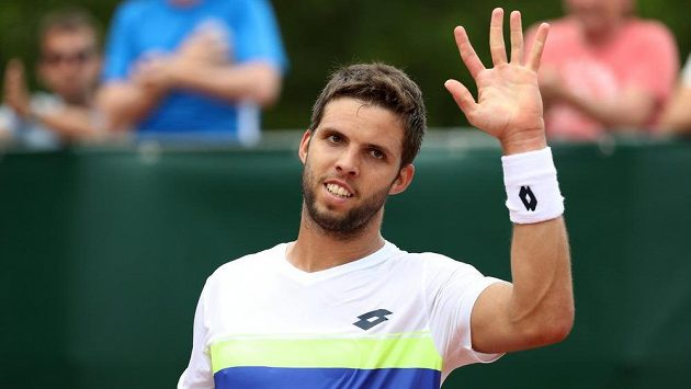 Jiří Veselý se raduje z postupu do třetího kola na French Open. Jiří Veselý se raduje z postupu do třetího kola na French Open.
