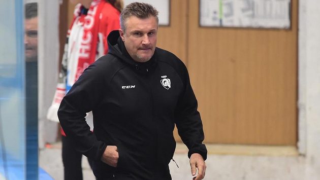 Dosavadní asistent zlínského trenéra Martin Hamrlík, který převzal tým po rezignaci kouče Roberta Svobody. Dosavadní asistent zlínského trenéra Martin Hamrlík, který převzal tým po rezignaci kouče Roberta Svobody.