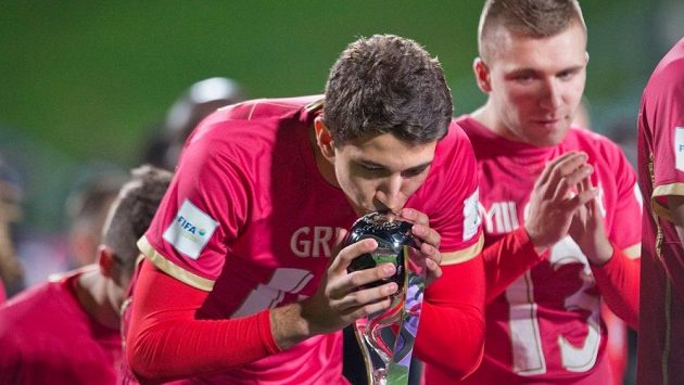 Marko Grujič s trofejí pro mistra světa do 20 let. Marko Grujič s trofejí pro mistra světa do 20 let.