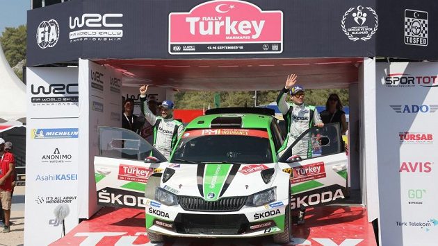 Jan Kopecký (vpravo) s Pavlem Dreslem po vítězství v Turecké rallye. Jan Kopecký (vpravo) s Pavlem Dreslem po vítězství v Turecké rallye.