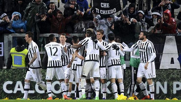 Fotbalisté Juventusu slaví gól proti Interu Milán v zápase 27. kola italské Serie A. Fotbalisté Juventusu slaví gól proti Interu Milán v zápase 27. kola italské Serie A.