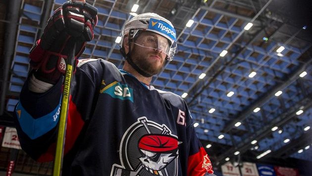Radek Duda se v dresu Chomutova poprvé v této sezóně předvedl v Pardubicích. Radek Duda se v dresu Chomutova poprvé v této sezóně předvedl v Pardubicích.