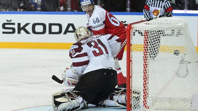 Jaromír Jágr sleduje puk v síti lotyšského brankáře Edgarse Masalskise po střele Jana Kováře (není na snímku). Jaromír Jágr sleduje puk v síti lotyšského brankáře Edgarse Masalskise po střele Jana Kováře (není na snímku).