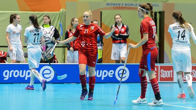 Martina Řepková (vlevo), Magdaléna Plášková a jejich radost po gólu do polské sítě. Martina Řepková (vlevo), Magdaléna Plášková a jejich radost po gólu do polské sítě.