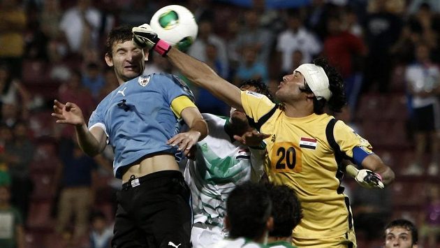 Brankář Iráku Mohammed Hameed (vpravo) v souboji s uruguayským obráncem Gastonem Silvou. Brankář Iráku Mohammed Hameed (vpravo) v souboji s uruguayským obráncem Gastonem Silvou.