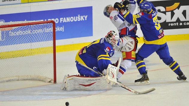 Český hokejový útočník Petr Vrána (uprostřed) v souboji s Eliasem Fälthem ze Švédska. Vlevo brankář Johan Gustafsson. Český hokejový útočník Petr Vrána (uprostřed) v souboji s Eliasem Fälthem ze Švédska. Vlevo brankář Johan Gustafsson.