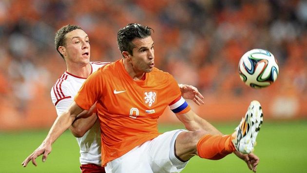Nizozemec Robin van Persie zpracovává míč před Jamesem Chesterem z Walesu. Nizozemec Robin van Persie zpracovává míč před Jamesem Chesterem z Walesu.
