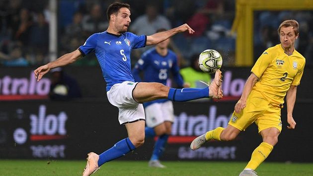 Ukrajinec Bohdan Butko sleduje technická kouzla Giacoma Bonaventury. Ukrajinec Bohdan Butko sleduje technická kouzla Giacoma Bonaventury.