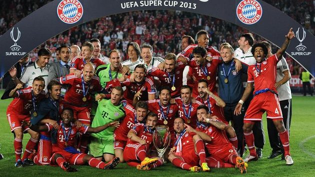 Hráči Bayernu Mnichov slaví výhru v evropském Superpoháru, když ve finále v pražském Edenu porazili po penaltách Chelsea 3:2. Hráči Bayernu Mnichov slaví výhru v evropském Superpoháru, když ve finále v pražském Edenu porazili po penaltách Chelsea 3:2.