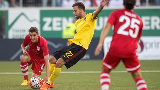 Záložník Sparty Praha Josef Hušbauer střílí gól na 2:0 proti Thunu. Záložník Sparty Praha Josef Hušbauer střílí gól na 2:0 proti Thunu.
