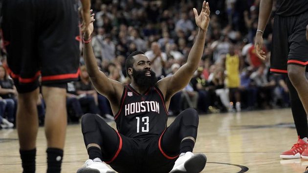 Basketbalista Houstonu Rockets James Harden (13) během pátého utkání se San Antonio Spurs. Basketbalista Houstonu Rockets James Harden (13) během pátého utkání se San Antonio Spurs.