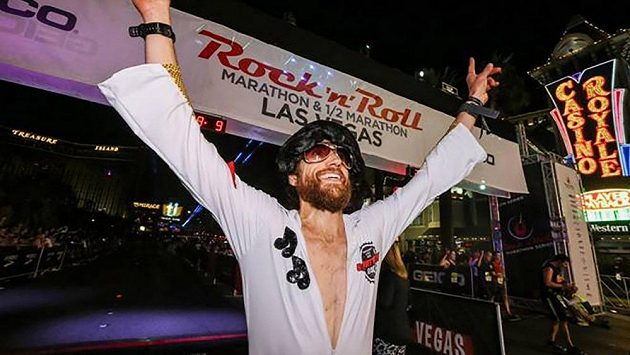 Michael Wardian umí i rock'n'roll - nový světový rekord v Las Vegas. Michael Wardian umí i rock'n'roll - nový světový rekord v Las Vegas.