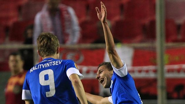 Vladislav Kalitvincev běží ke střelci vyrovnávacího gólu v Seville Davidu Pavelkovi (vpravo). Vladislav Kalitvincev běží ke střelci vyrovnávacího gólu v Seville Davidu Pavelkovi (vpravo).