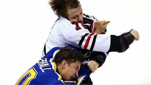 Artěmij Panarin (nahoře) z Chicaga se Scottiem Upshallem ze St. Louis se do sebe pustili pěstmi. Artěmij Panarin (nahoře) z Chicaga se Scottiem Upshallem ze St. Louis se do sebe pustili pěstmi.