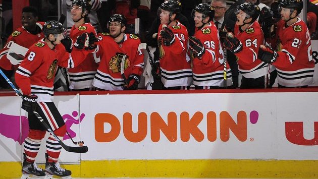 Český útočník Chicaga Blackhawks Dominik Kubalík (8) slaví se spoluhráči svůj gól v utkání NHL - ilustrační foto. Český útočník Chicaga Blackhawks Dominik Kubalík (8) slaví se spoluhráči svůj gól v utkání NHL - ilustrační foto.