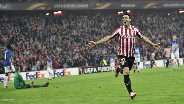 Útočník Bilbaa Aritz Aduriz se raduje po jedné z pěti branek, které nasázel Genku. Útočník Bilbaa Aritz Aduriz se raduje po jedné z pěti branek, které nasázel Genku.