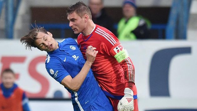 Zákrok olomouckého brankáře Miloše Buchty (vpravo) na libereckého útočníka Matěje Pulkraba v zápase 24. kola Synot ligy. Zákrok olomouckého brankáře Miloše Buchty (vpravo) na libereckého útočníka Matěje Pulkraba v zápase 24. kola Synot ligy.