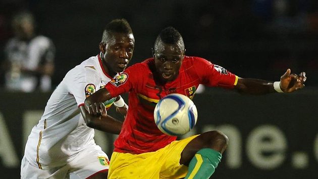 Modibo Maiga (vlevo) z týmu Mali a Issiaga Sylla z Guiney. Jejich souboj na trávníku skončil smírně, los poslal na mistrovství Afriky dál guinejský tým. Modibo Maiga (vlevo) z týmu Mali a Issiaga Sylla z Guiney. Jejich souboj na trávníku skončil smírně, los poslal na mistrovství Afriky dál guinejský tým.