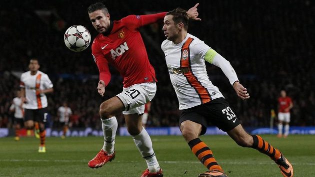 Robin Van Persie (vlevo) v souboji s Darijem Srnou ze Šachtaru Doněck v utkání Ligy mistrů. Robin Van Persie (vlevo) v souboji s Darijem Srnou ze Šachtaru Doněck v utkání Ligy mistrů.