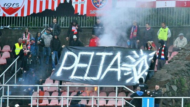 Pohled na diváckou tribunu v zápase mezi Brnem a Slavií. Pohled na diváckou tribunu v zápase mezi Brnem a Slavií.