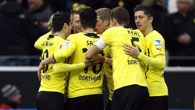 Radost fotbalistů Borussie Dortmund z gólu proti Augsburgu. Radost fotbalistů Borussie Dortmund z gólu proti Augsburgu.