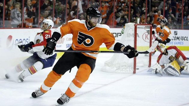 Útočník Philadelphie Jakub Voráček se raduje z úspěšně vyřešené akce 2 na 1, kterou sehráli s Claudem Girouxem (v pozadí). Útočník Philadelphie Jakub Voráček se raduje z úspěšně vyřešené akce 2 na 1, kterou sehráli s Claudem Girouxem (v pozadí).