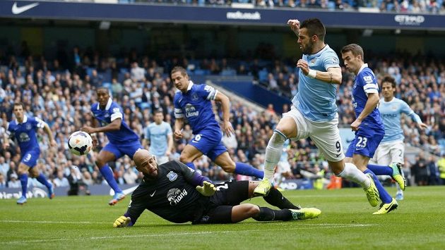 Alvaro Negredo z Manchesteru City překonává brankáře Evertonu Tima Howarda. Alvaro Negredo z Manchesteru City překonává brankáře Evertonu Tima Howarda.
