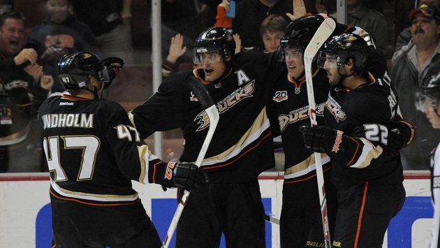 Teemu Selänne (8) oslavuje se spoluhráči z Anaheimu vítězný gól proti Calgary. Teemu Selänne (8) oslavuje se spoluhráči z Anaheimu vítězný gól proti Calgary.