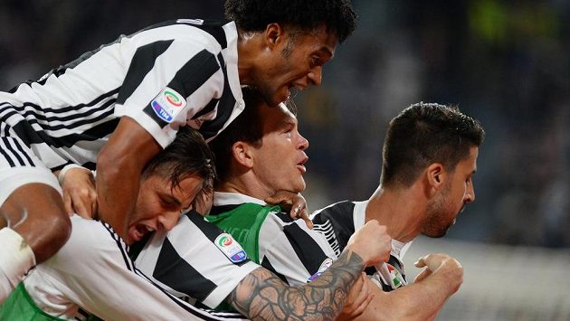 Hráči Juventusu slaví během duelu s Boloňou. Hráči Juventusu slaví během duelu s Boloňou.
