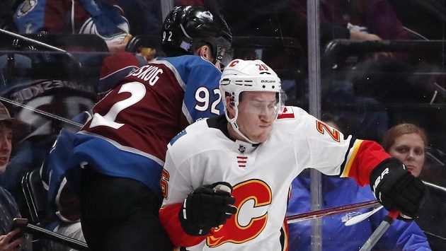 Gabriel Landeskog (vlevo) z Colorada v souboji s obráncem Calgary Michaelem Stonem. Gabriel Landeskog (vlevo) z Colorada v souboji s obráncem Calgary Michaelem Stonem.