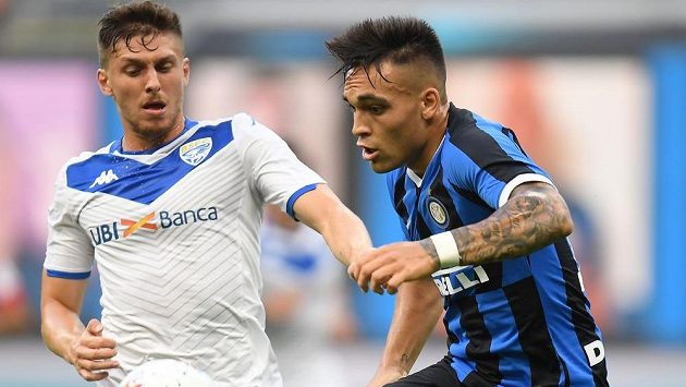 Lautaro Martinez z Interu Milán a proti němu v akci během utkání italské ligy český fotbalista Aleš Matějů z Brescie. Lautaro Martinez z Interu Milán a proti němu v akci během utkání italské ligy český fotbalista Aleš Matějů z Brescie.