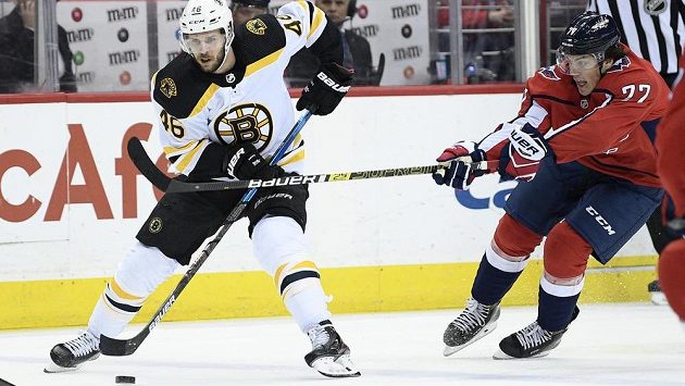 Útočníka Davida Krejčího (vlevo) z Bostonu stíhá T.J. Oshie z Washingtonu. Útočníka Davida Krejčího (vlevo) z Bostonu stíhá T.J. Oshie z Washingtonu.