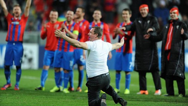 Trenér Pavel Vrba se loučí s fanoušky po vítězném utkání Ligy mistrů s CSKA Moskva. Trenér Pavel Vrba se loučí s fanoušky po vítězném utkání Ligy mistrů s CSKA Moskva.