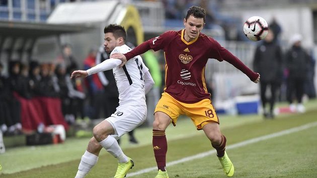 Zleva Jan Navrátil ze Slovácka a Daniel Souček z Dukly. Zleva Jan Navrátil ze Slovácka a Daniel Souček z Dukly.