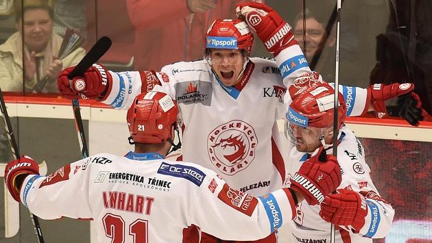 Třinečtí hokejisté slaví vyrovnávací gól proti Chomutovu. Zleva Tomáš Linhart, Daniel Rákos a Jakub Petružálek. Třinečtí hokejisté slaví vyrovnávací gól proti Chomutovu. Zleva Tomáš Linhart, Daniel Rákos a Jakub Petružálek.