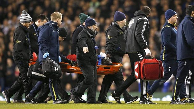 Útočníka Swansea Bafétimbiho Gomise odnášejí na nosítkách z hřiště. Testy v nemocnici ale prokázaly, že se nejedná o vážné zranění. Útočníka Swansea Bafétimbiho Gomise odnášejí na nosítkách z hřiště. Testy v nemocnici ale prokázaly, že se nejedná o vážné zranění.