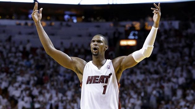 Chris Bosh nenapodobil LeBrona Jamese a Miami zatím neopustí. Chris Bosh nenapodobil LeBrona Jamese a Miami zatím neopustí.