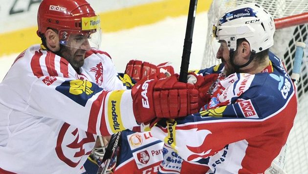 Třinecký útočník Radek Bonk (vlevo) v potyčce s obráncem Pardubic Jiřím Vašíčkem. Třinecký útočník Radek Bonk (vlevo) v potyčce s obráncem Pardubic Jiřím Vašíčkem.