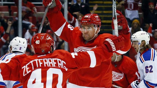 Obránce Detroitu Marek Židlický (vpravo) a Henrik Zetterberg se radují z rozhodujícího gólu Red wings proti New Yorku Rangers. Obránce Detroitu Marek Židlický (vpravo) a Henrik Zetterberg se radují z rozhodujícího gólu Red wings proti New Yorku Rangers.