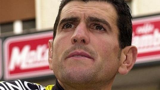 Španělský cyklista Abraham Olano před startem Gira d´Italia v roce 2001. Španělský cyklista Abraham Olano před startem Gira d´Italia v roce 2001.