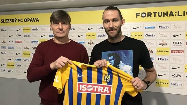 Sportovní manažer opavského klubu Alois Grussmann (vlevo) s novou posilou Janem Hoškem. Sportovní manažer opavského klubu Alois Grussmann (vlevo) s novou posilou Janem Hoškem.
