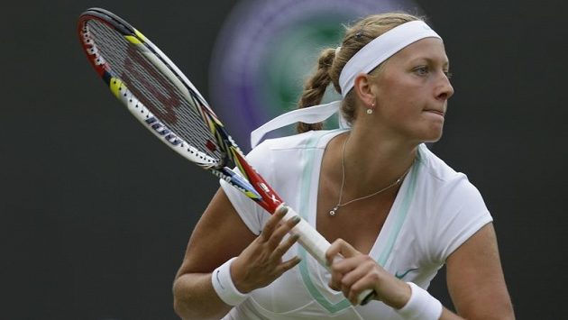 Soustředěný pohled Petry Kvitové při utkání s Američankou Lepchenkovou ve 3. kole Wimbledonu. Soustředěný pohled Petry Kvitové při utkání s Američankou Lepchenkovou ve 3. kole Wimbledonu.