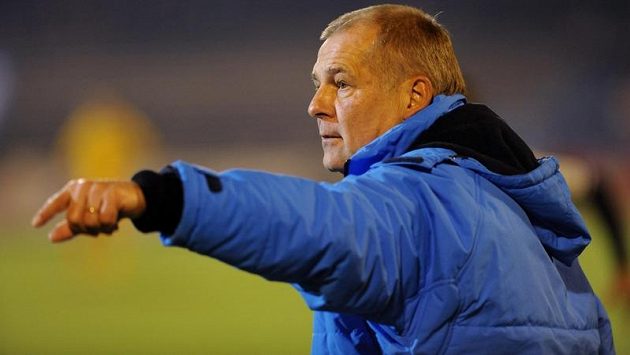 Trenér Slavie Praha Petr Rada během utkání v Hradci Králové. Trenér Slavie Praha Petr Rada během utkání v Hradci Králové.