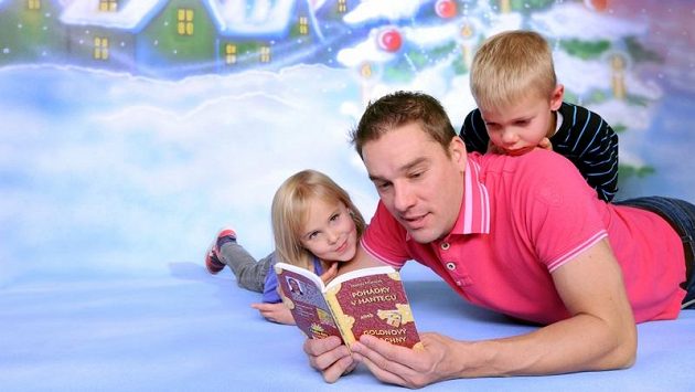 Brněnský útočník Petr Švancara se svými zlatíčky Nikolkou a Danečkem Brněnský útočník Petr Švancara se svými zlatíčky Nikolkou a Danečkem