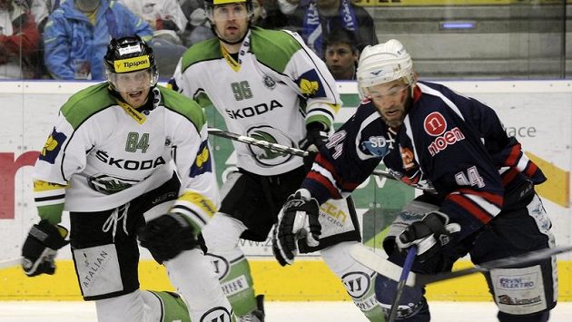 Zleva mladoboleslavští hráči Lukáš Pabiška a Jaroslav Balaštík, vpravo David Hruška z Chomutova Zleva mladoboleslavští hráči Lukáš Pabiška a Jaroslav Balaštík, vpravo David Hruška z Chomutova