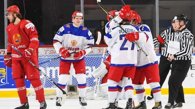 Radost ruských hokejistů během duelu s Běloruskem na MSJ v Buffalu. Radost ruských hokejistů během duelu s Běloruskem na MSJ v Buffalu.