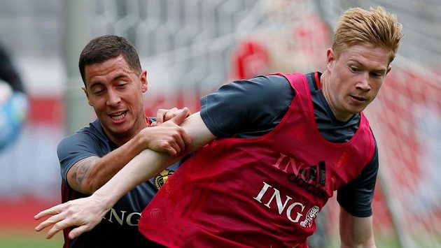 Belgické hvězdy Eden Hazard (vlevo) a Kevin de Bruyne na tréninku. Belgické hvězdy Eden Hazard (vlevo) a Kevin de Bruyne na tréninku.