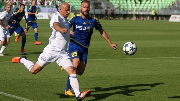 Marek Janečka v souboji s jihlavským Antonínem Rosou v úvodním utkání ligové sezóny. Marek Janečka v souboji s jihlavským Antonínem Rosou v úvodním utkání ligové sezóny.