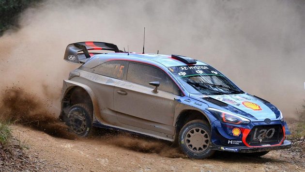 Belgičan Thierry Neuville se spolujezdcem Nicolasem Gilsoulem na trati Australské rallye. Belgičan Thierry Neuville se spolujezdcem Nicolasem Gilsoulem na trati Australské rallye.