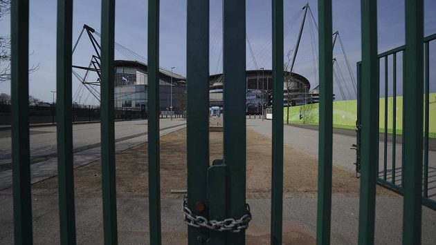 Dobrá zpráva, fotbalové stadiony se otevírají. V Koreji mohou týmy hrát přípravné zápasy s vyloučením veřejnosti. Hráči si nesmějí podávat ruce a také během utkání mluvit (ilustrační foto). Dobrá zpráva, fotbalové stadiony se otevírají. V Koreji mohou týmy hrát přípravné zápasy s vyloučením veřejnosti. Hráči si nesmějí podávat ruce a také během utkání mluvit (ilustrační foto).